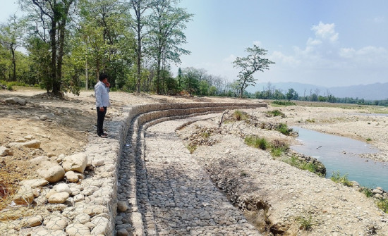 बस्ती जोगाउन झिझरी खोलामा तटबन्ध निर्माण