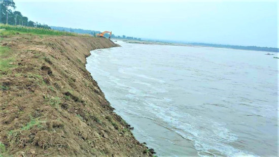 मदुईमा आपतकालीन तटबन्ध निर्माण