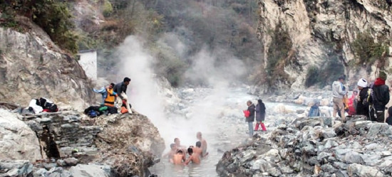 म्याग्दीको अन्नपूर्णमा तातोपानीको नयाँ मुहान भेटियो