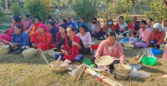 परम्परागत सामग्री बुन्न सिक्दै चितवनका थारु महिला