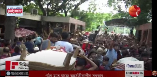 बंगलादेशी प्रधानमन्त्रीको निवासमा घुसे आन्दोलनकारी, मच्चियो लुटपाट