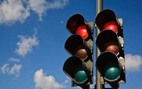 बबरमहलमा पैदलयात्रु आफैंले ट्राफिक लाइट बालेर बाटो काट्न सक्ने