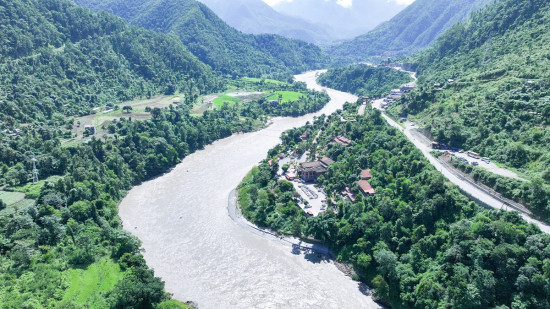 उर्लिएको त्रिशुली र पृथ्वी राजमार्ग [तस्बिरहरू]