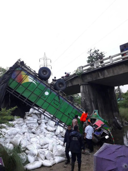 पुलबाट खस्यो ट्रक