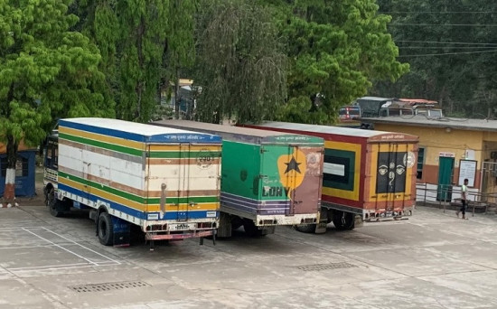 नक्कली बिजबिजकको आशंकामा ६ करोड बढीका जुत्तासहित ३ वटा ट्रक प्रहरी नियन्त्रणमा