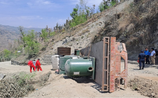 पेट्रोलियम अन्वेषणको उपकरण बोकेको ट्रक दुर्घटना