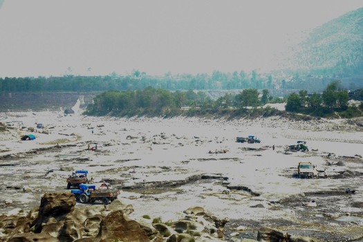 सेती नदी घाटमा उत्खनन् गरिंदै
