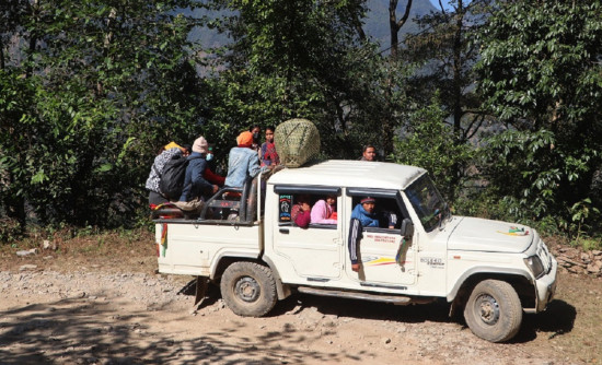 दुर्गम गाउँका नागरिकको पीडा : जोखिम मोलेर यात्रा गर्नुपर्ने बाध्यता