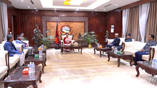 शीर्ष नेताहरूसँग प्रधानमन्त्रीको आग्रह- राष्ट्रको भविष्य सम्झेर चुनाव सफल पारौं