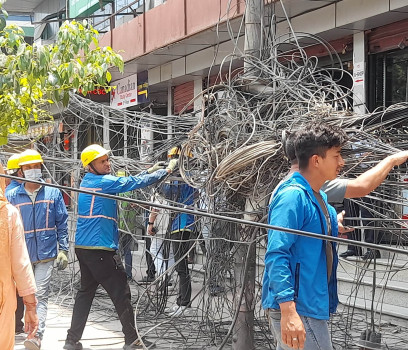 काठमाडौंलाई कुरुप बनाउने असरल्ल तार हटाइँदै [तस्बिरहरु]