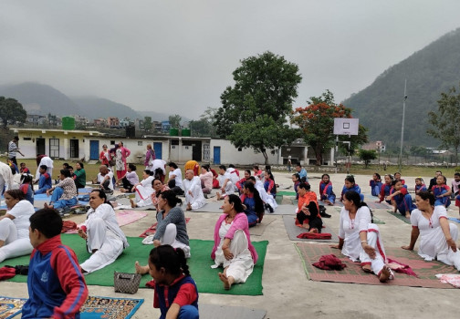 तनहुँको ऋषिङमा सञ्चालित योग शिविरमा सहभागी 