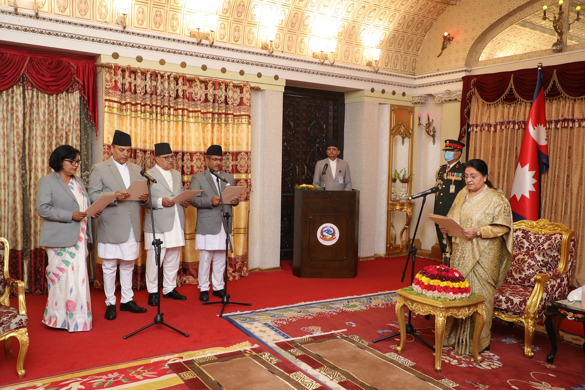 चार राजदूतले लिए शपथ