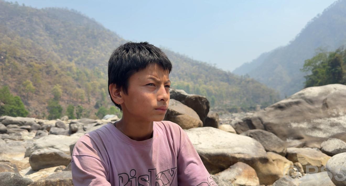 एक भारी घाँसका लागि बाबुछोरा नै कर्णालीमा बगेपछि...