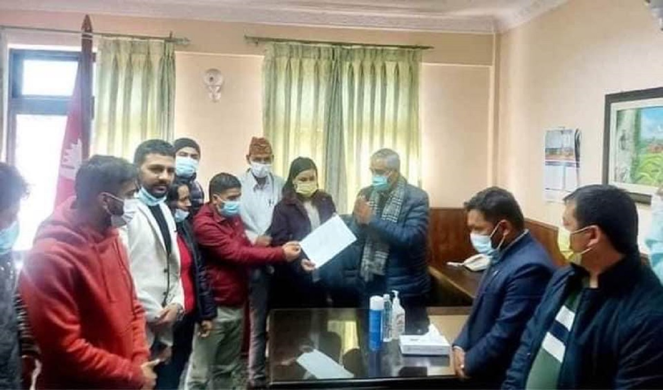 इन्धनको मूल्यवृद्धि घटाउन प्रधानमन्त्रीलाई संयुक्त विद्यार्थी संगठनको ज्ञापनपत्र
