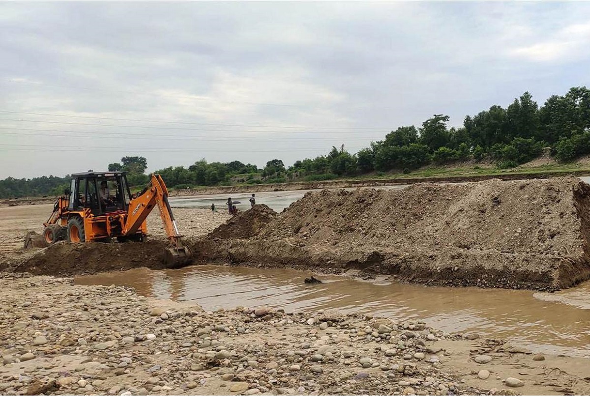 कञ्चनपुरमा बस्ती जोगाउन नदीको धार परिवर्तन गर्न स्काभेटर प्रयोग