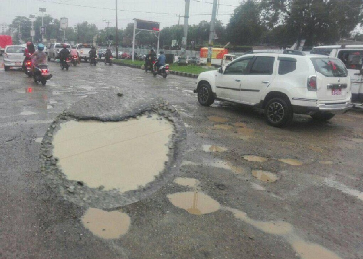 चाडपर्वमा सडक मर्मत गर्दै सरकार