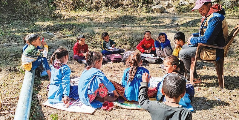 गणतन्त्र प्रावि, जहाँ विद्यार्थीलाई खेतमा बोरा ओछ्याएर पढाइन्छ