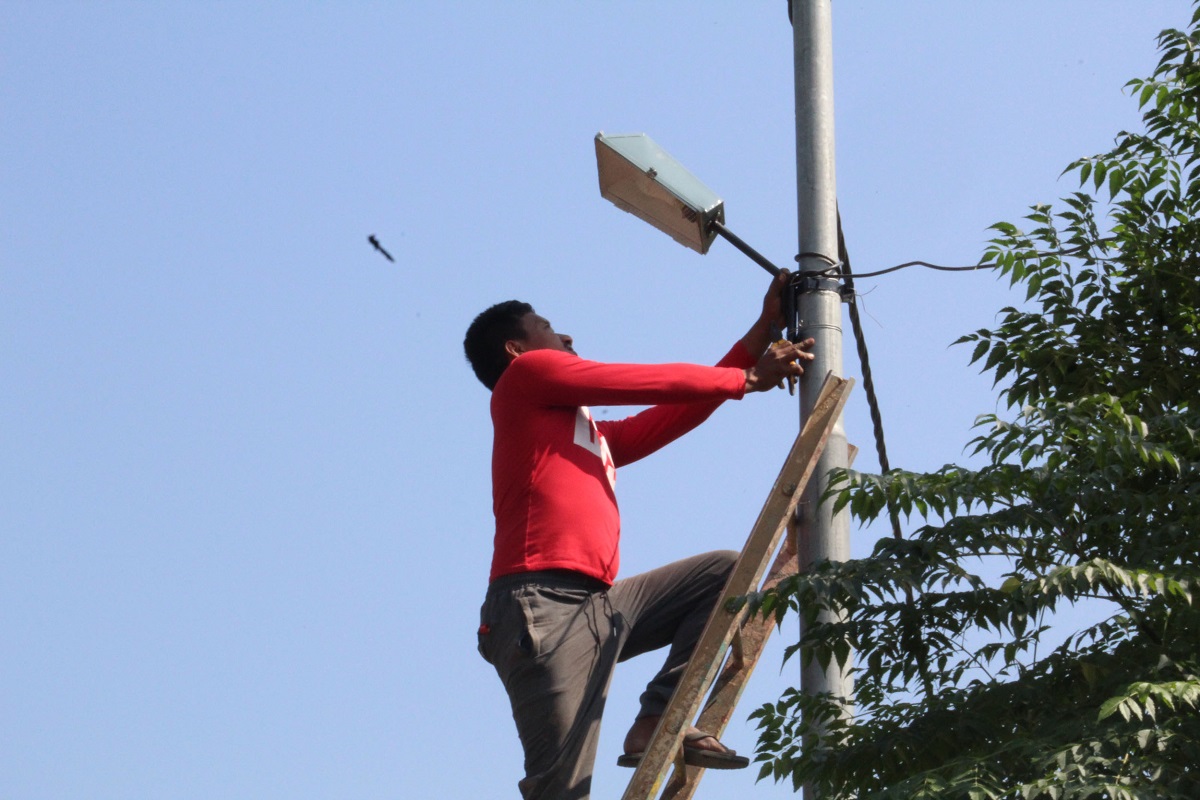 मुस्ताङको लोमान्थाङमा सडक बत्ती जडान