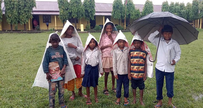 बोरा ओढेर परीक्षा दिन आएका बालबालिका