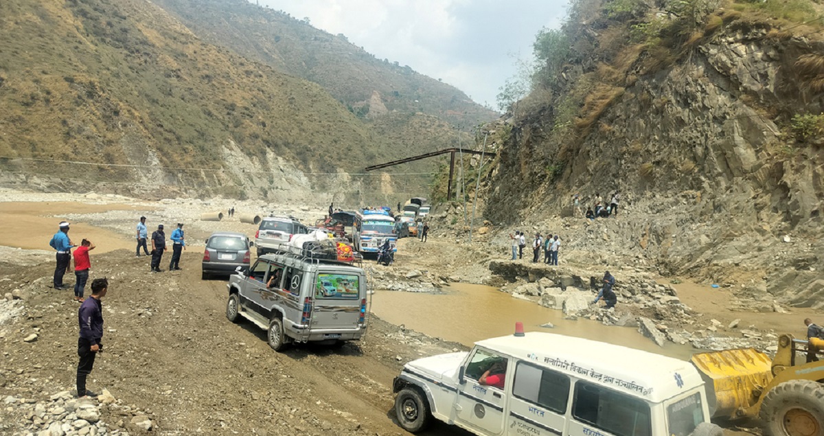 बिपी राजमार्गमा दुई दिन सवारी सञ्चालनमा रोक