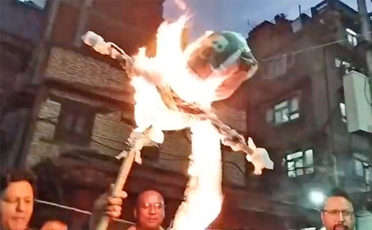 दसैंका बेला काठमाडौंमा जल्यो बालेनको पुत्ला