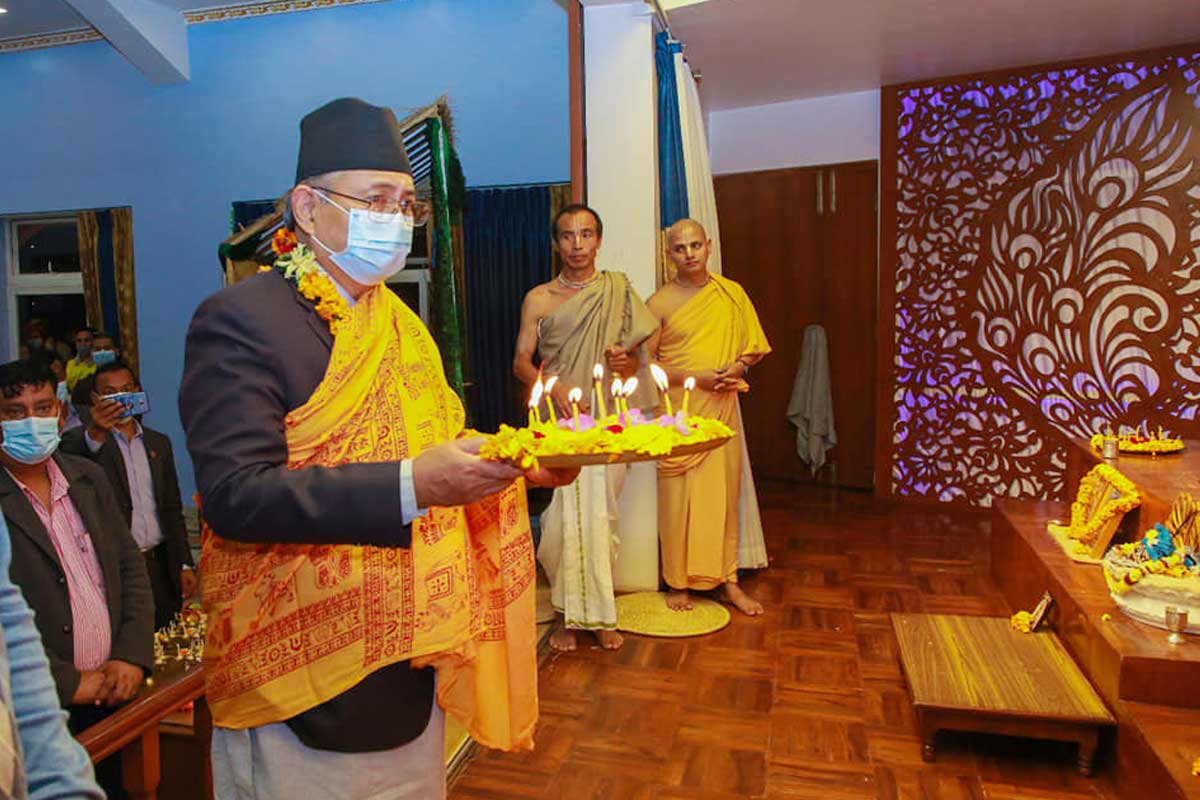 गृहमन्त्री खाँड किन धाइरहेछन् मन्दिर?