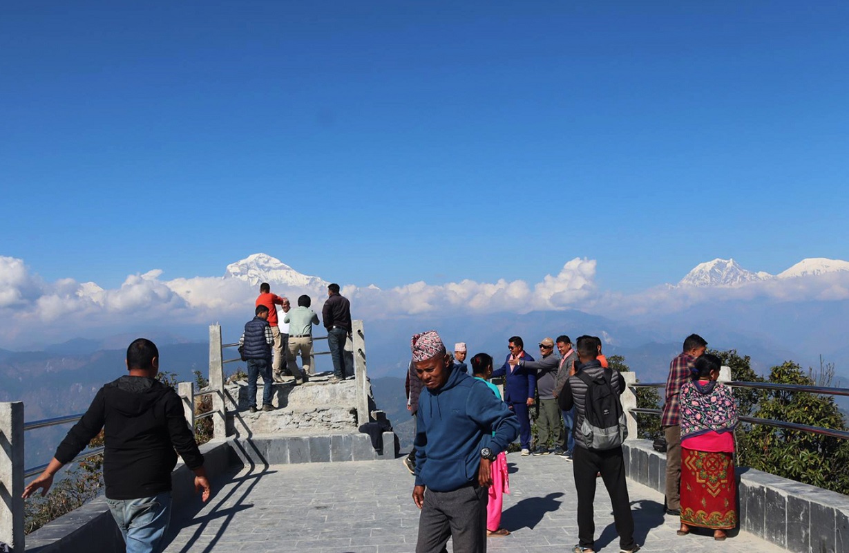 पर्यटक तान्दै बागलुङको 'बेलढुंगा'