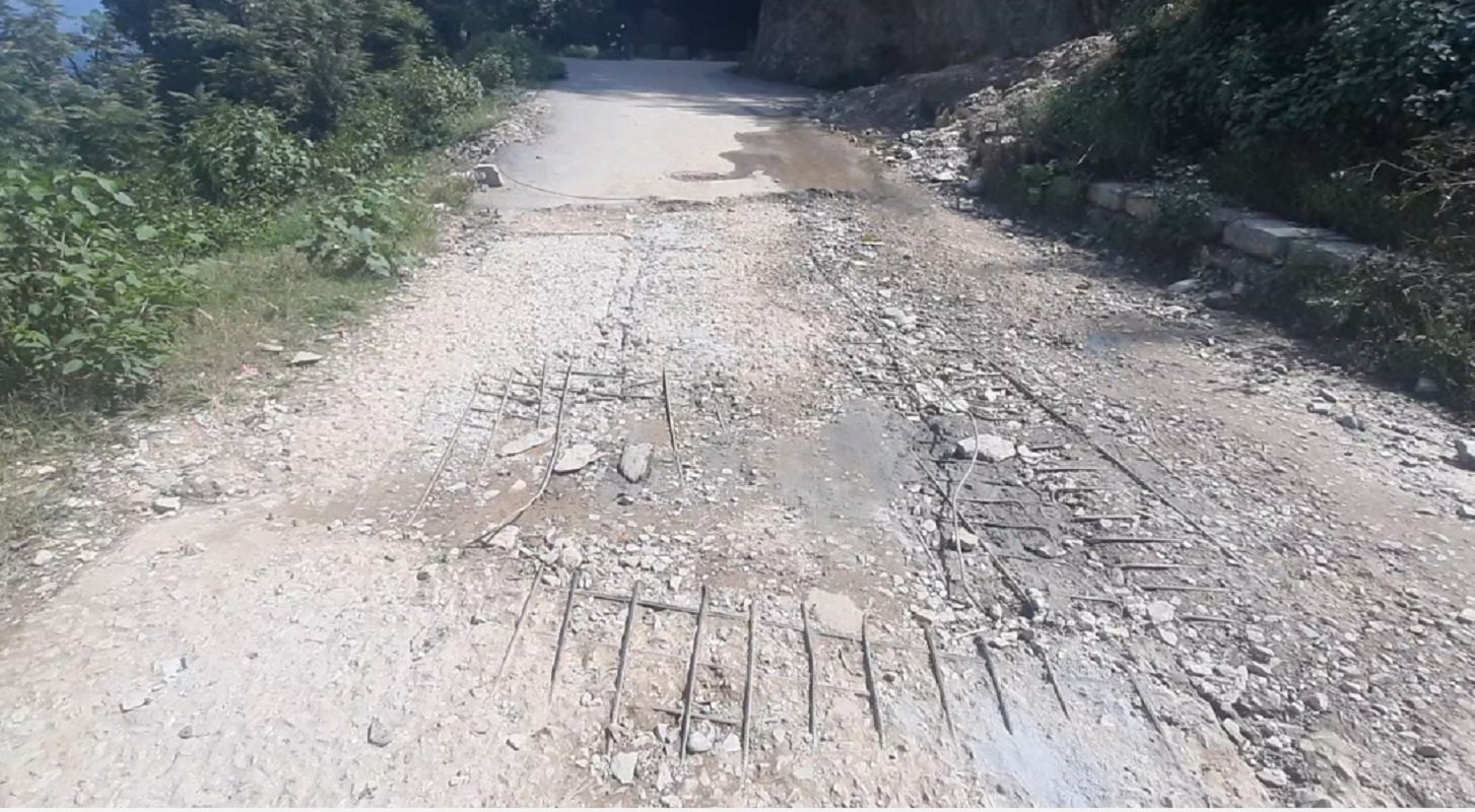 खोटाङबजारको सडक ढलानको काम ६ महिनादेखि अलपत्र