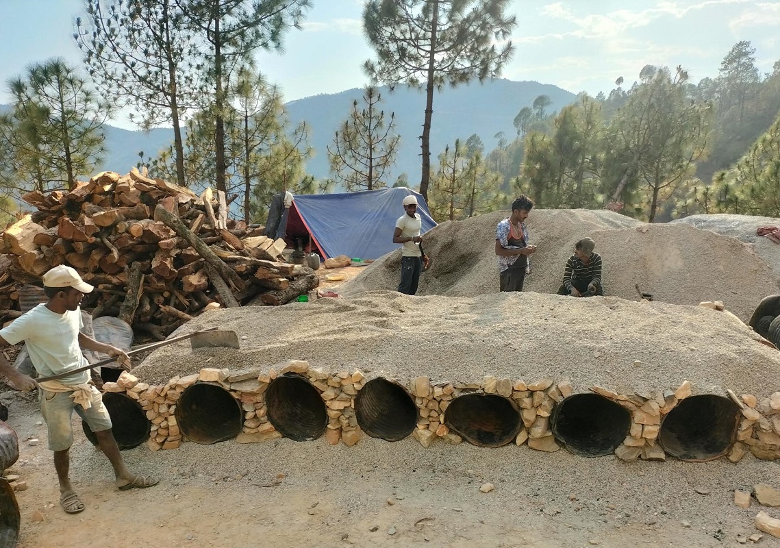 कालोपत्रेका लागि प्रिमिक्स तयारी गर्दै कामदार