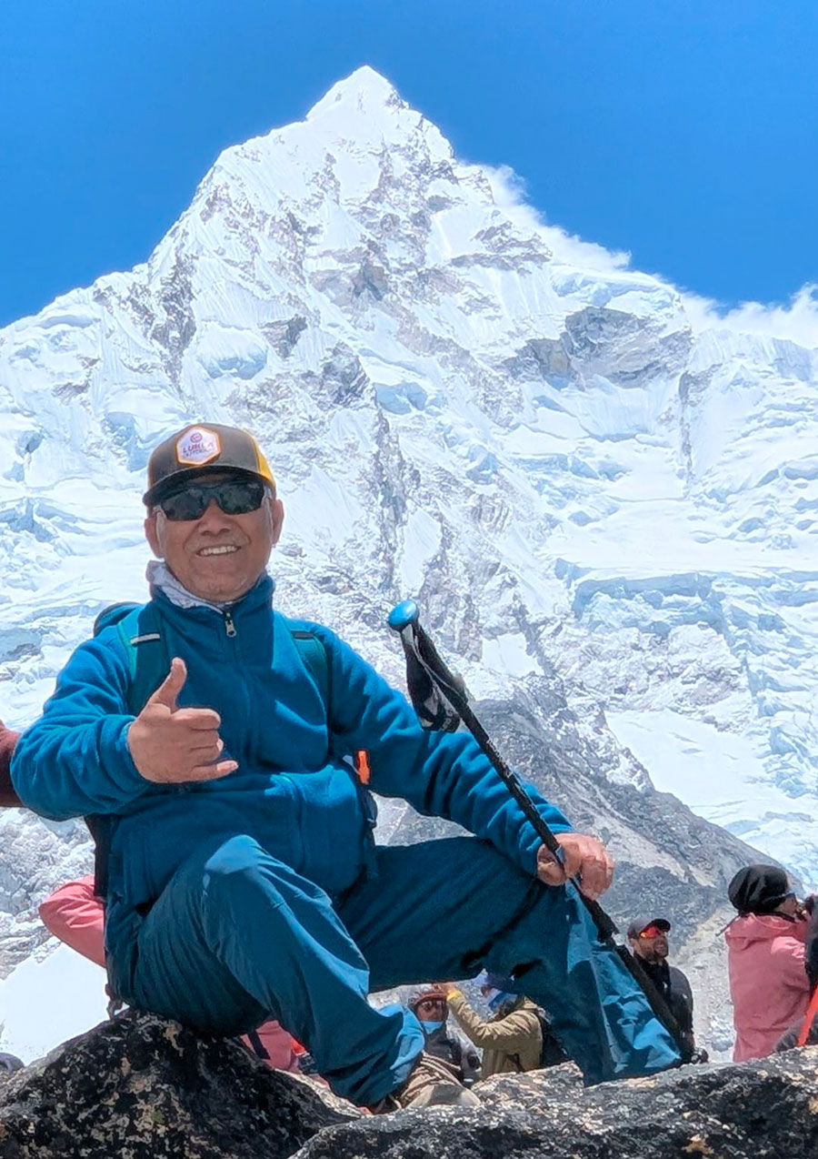 सगरमाथा चढ्दै कांग्रेस महामन्त्री विश्वप्रकाश शर्मा 
