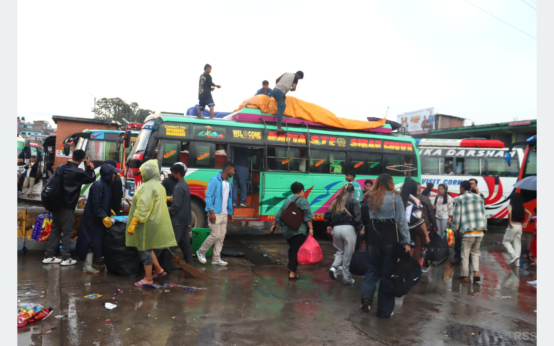 पछिल्लो २४ घण्टामा एक लाख ११ हजारभन्दा बढी यात्रु काठमाडौं उपत्यकाबाट बाहिरिए