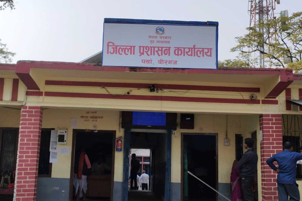 कोभिड-१९ को कारण पर्सा प्रशासन कार्यालयमा आलोपालो सेवा