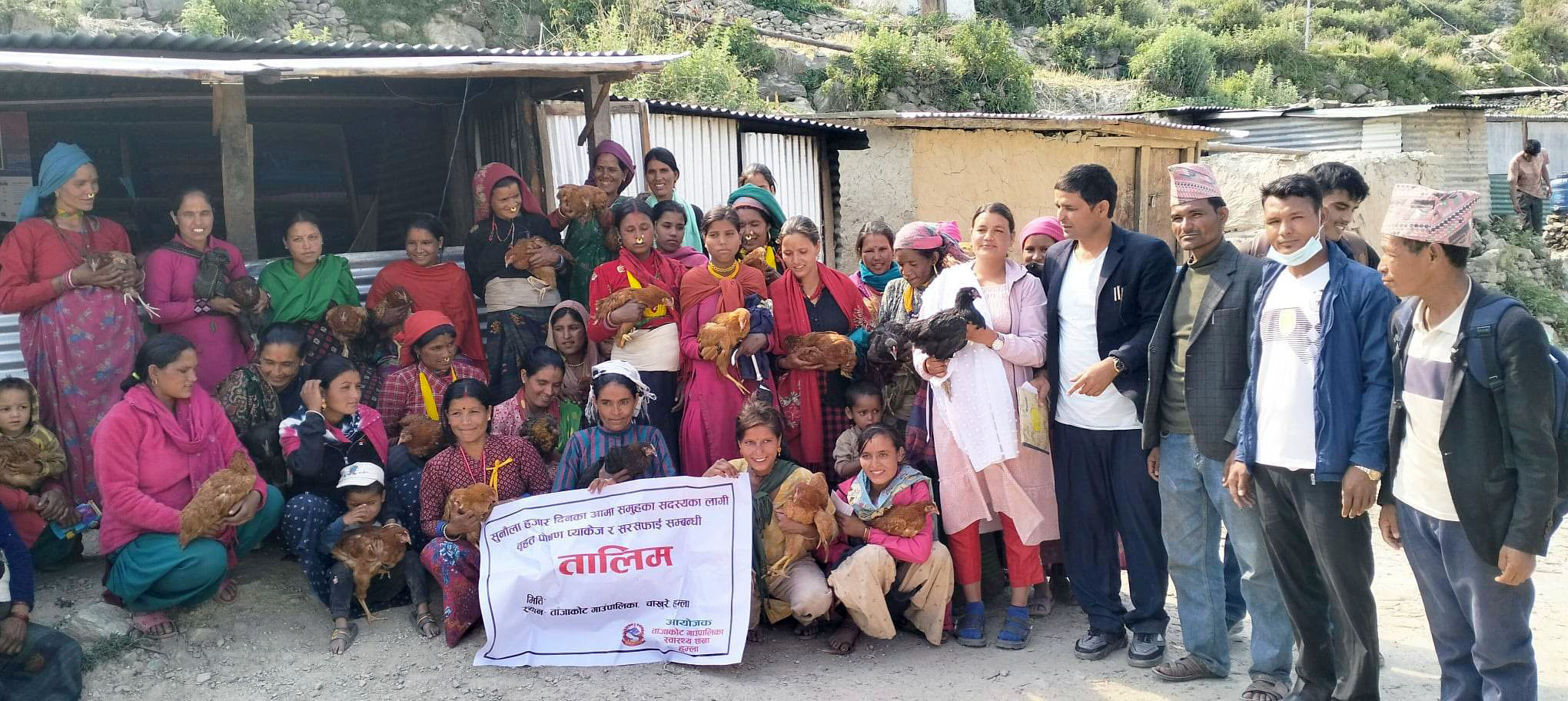 आमाहरुलाई उन्नत जातका कुखुरा उपहार