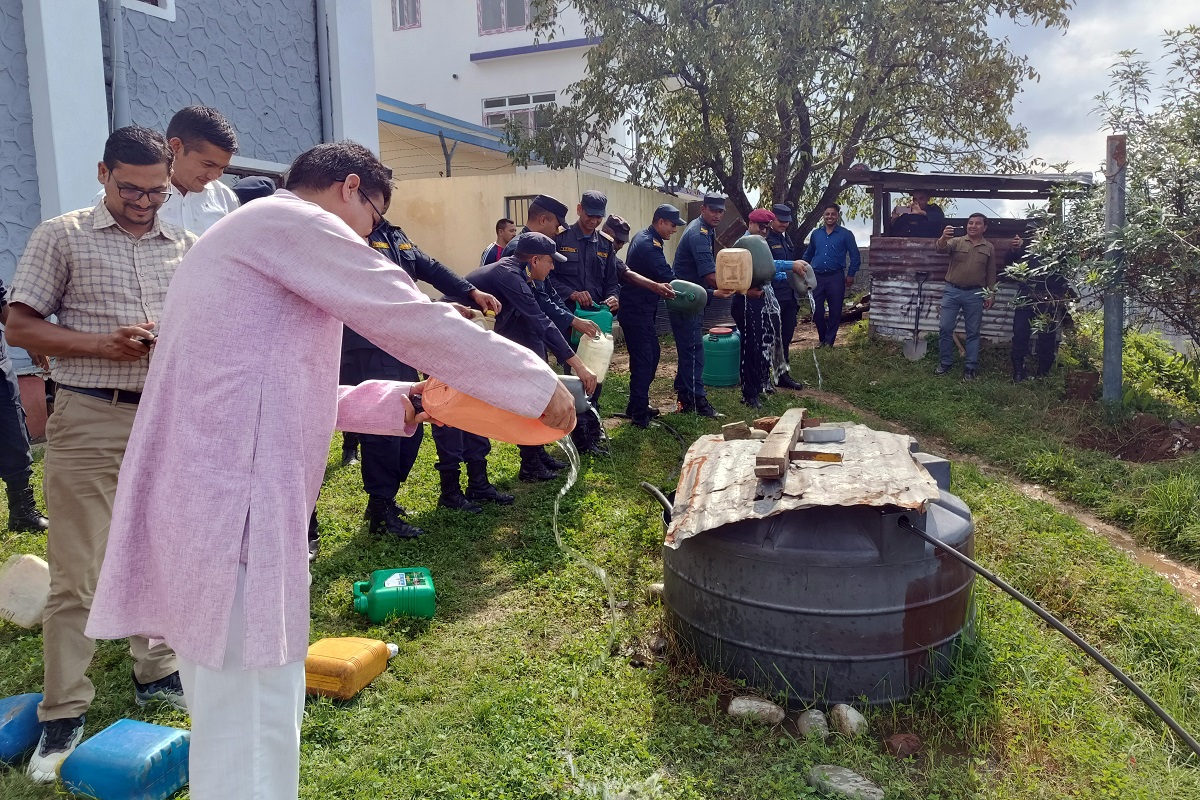 बरामद गरिएको घरेलु मदिरा नष्ट गरिँदै 
