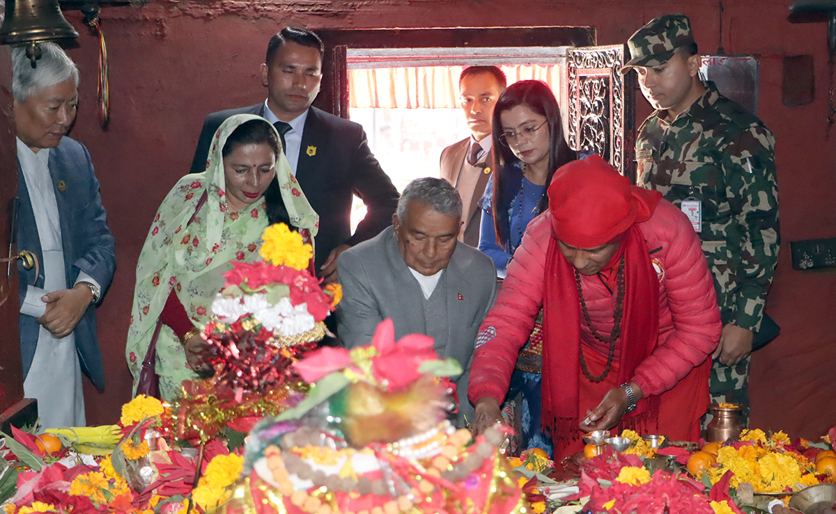 बागलुङ कालिकमा पूजा गरे राष्ट्रपति पौडलले