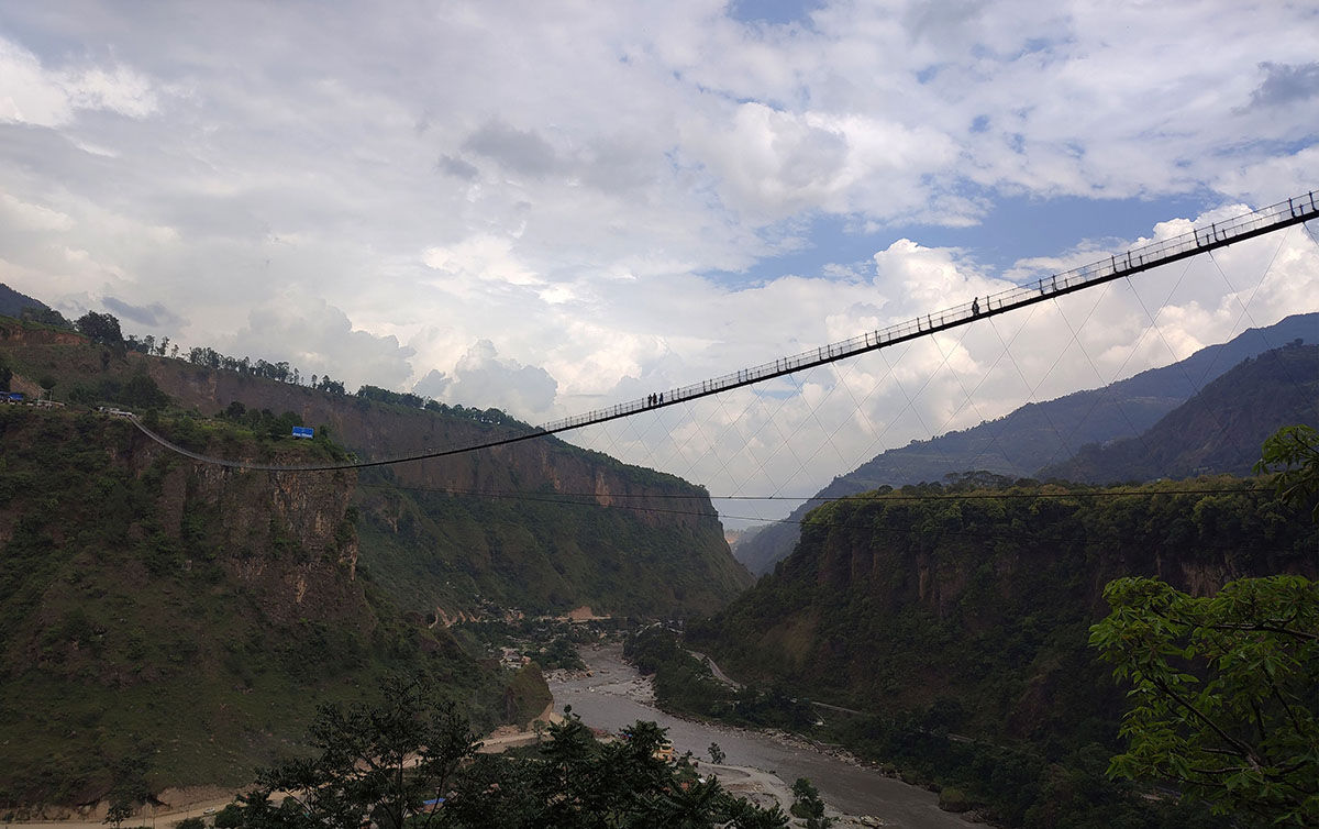 बागलुङ र पर्वत जोड्ने पुलमा पर्यटकको घुइँचो