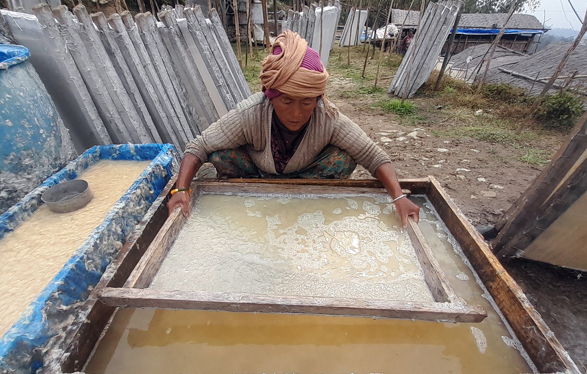 आयआर्जनका लागि नेपाली कागज बनाउँदै उद्यमी