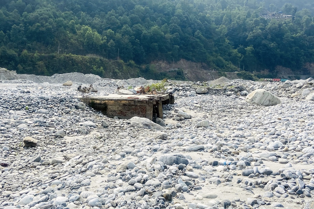 बाढीले क्षति पुर्‍याएको रेडियो मेलम्चीको भवन