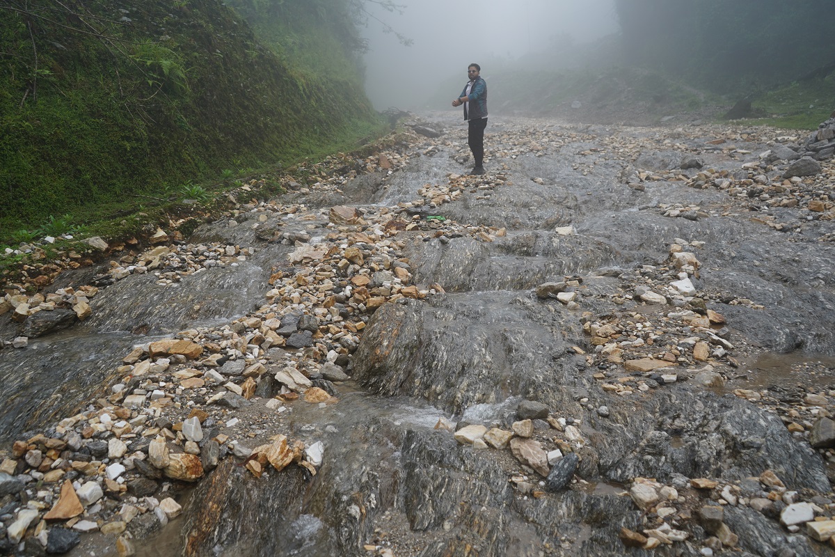 पहिरोले छियाछिया बनायो खाँदबारी-किमाथांका सडक