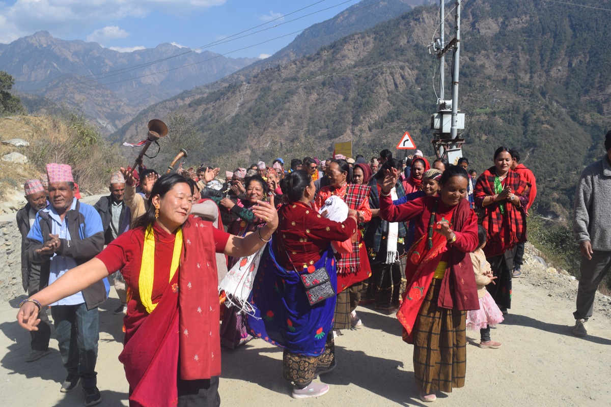 अक्करे भिरमा ढलान सडक बनेपछि गाउँमा नाचगान