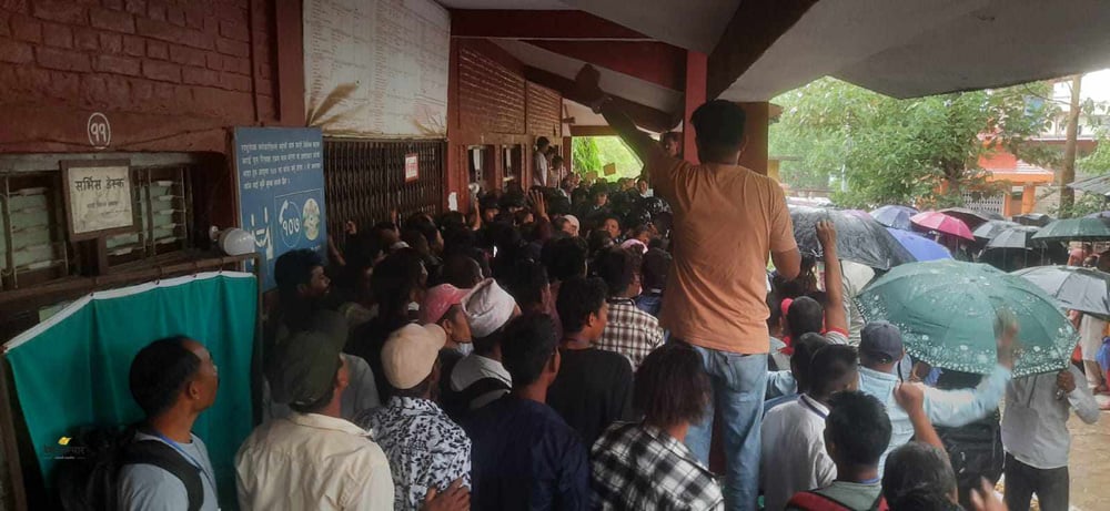 मालपोत र नापी कार्यालयमा तालाबन्दी भएपछि प्रहरीद्वारा अश्रुग्यास प्रहार
