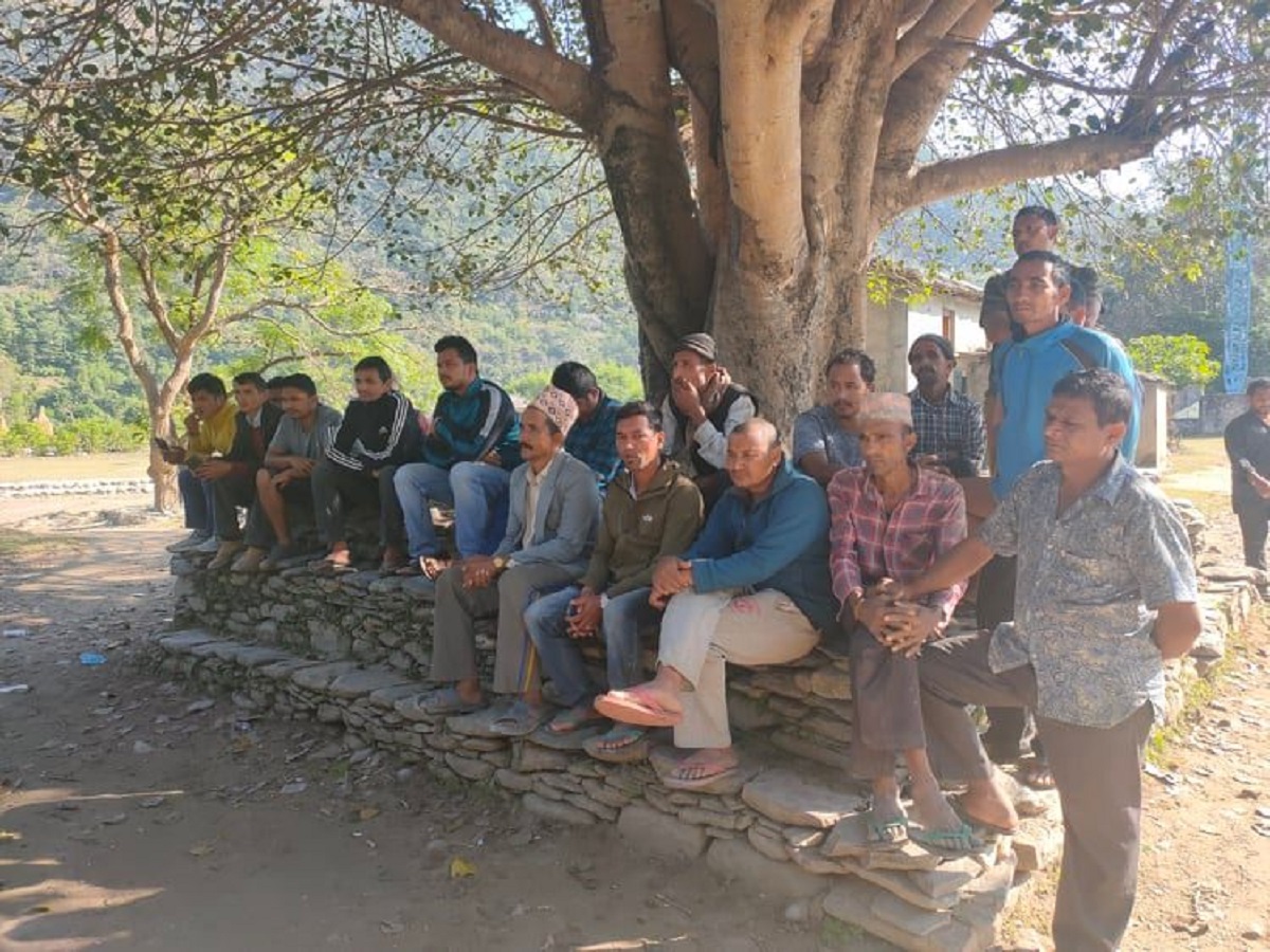 घर बाढीले बगाएपछि ओढारमा बास