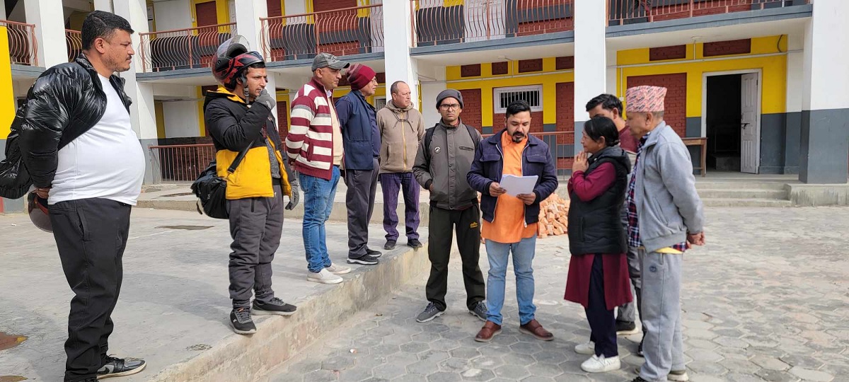 विद्यार्थीलाई 'क्रिसमस पोसाक' अनिवार्य नगर्न भन्दै विद्यालयमै पुगेर ध्यानाकर्षण 