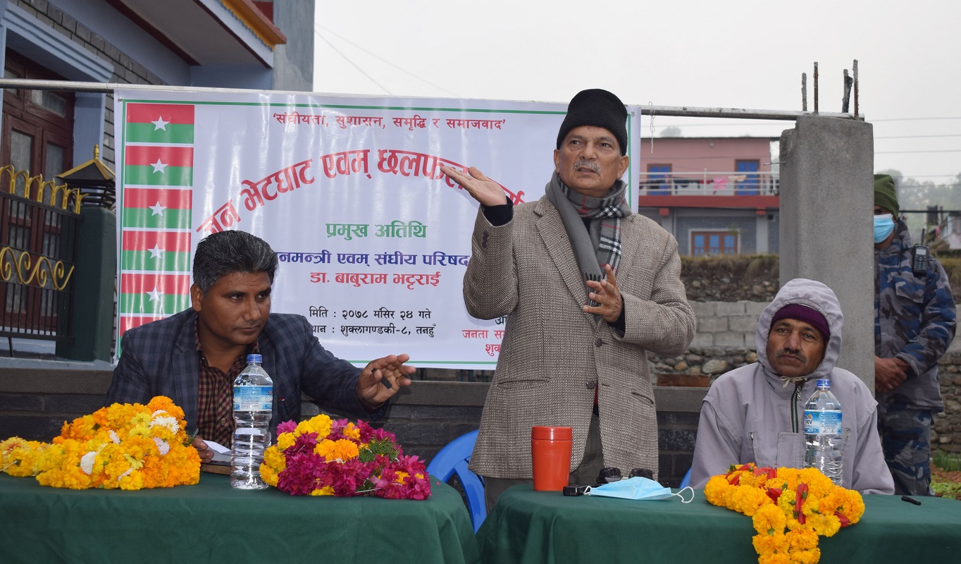 किन गाउँगाउँ डुल्दै छन् बाबुराम भट्टराई?