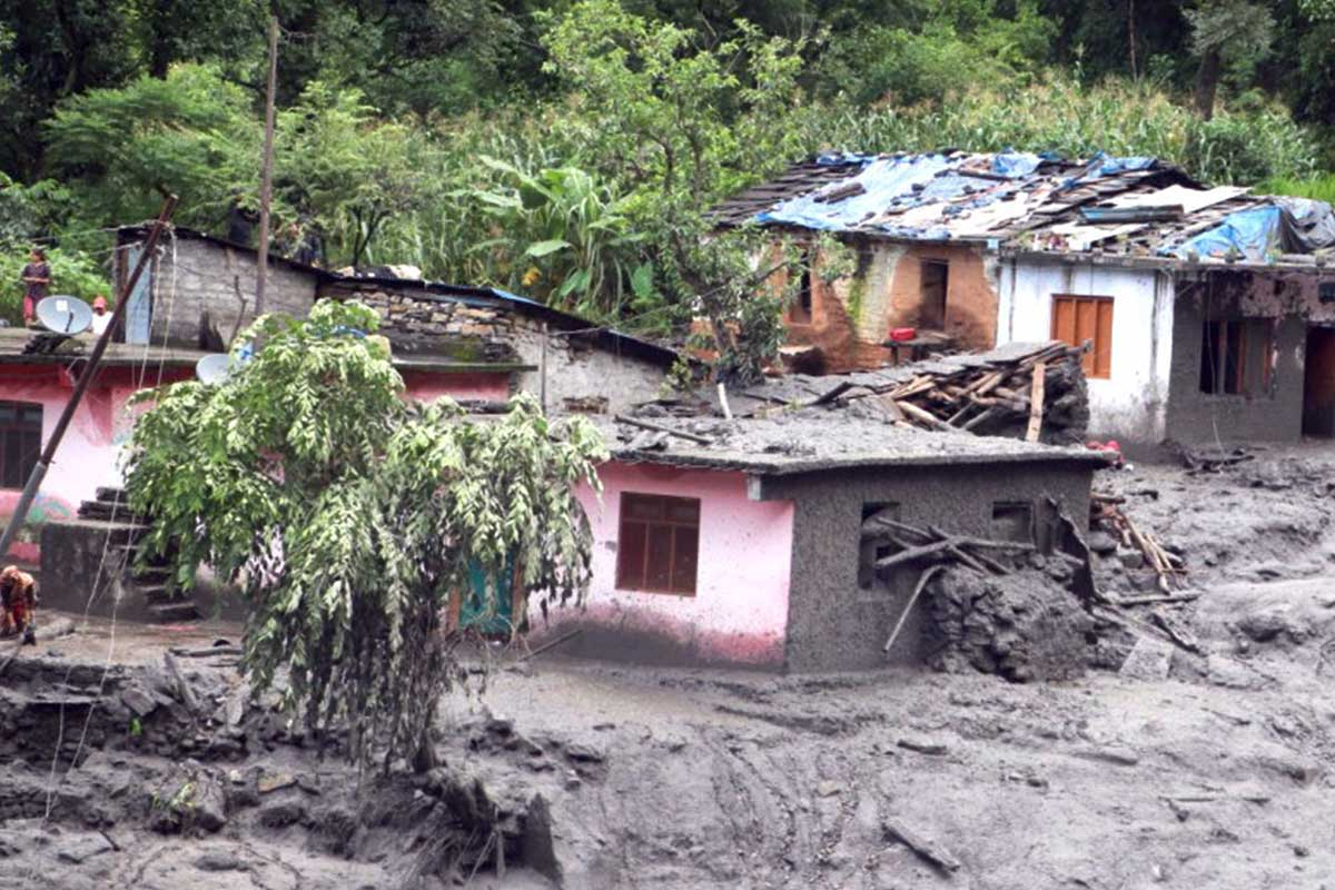 बाढीपीडित भन्छन्– पाल टाँग्ने जमिन छैन, भारतले तुइन काटिएपछि खाद्यान्न अभाव भयो