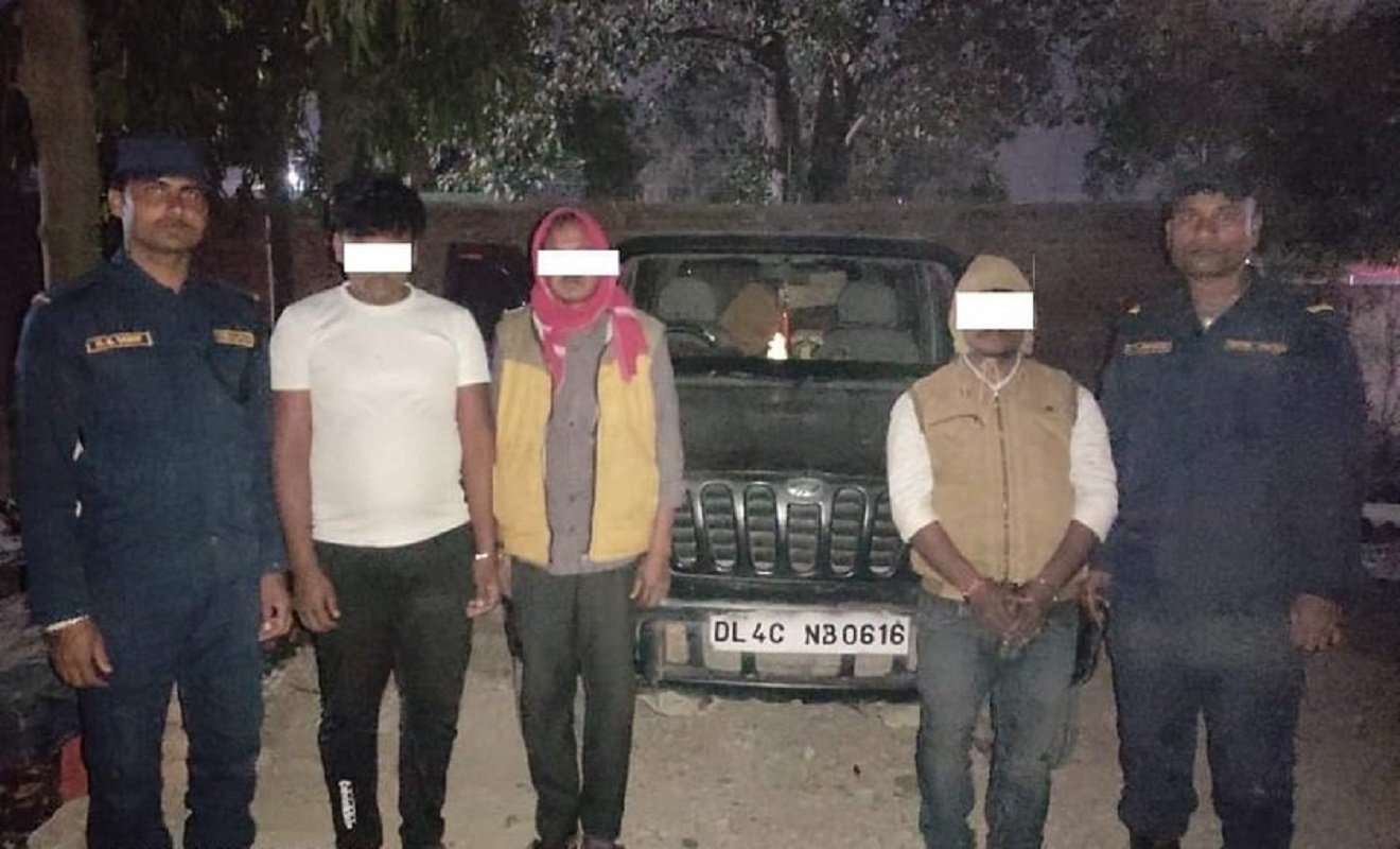 भारततर्फ लैजादै गरेको मदिरासहित तीन भारतीय पक्राउ