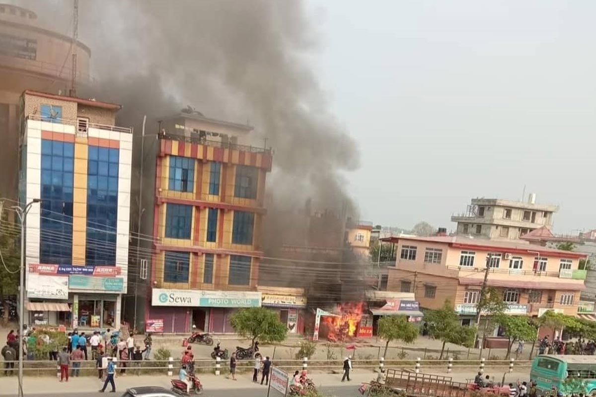 आगलागीबाट २ पसलमा क्षती