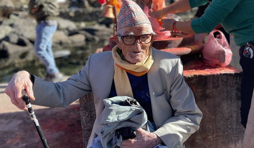 त्रियानब्बे वर्षे वृद्ध स्नान गर्न गोसाइँकुण्डमा