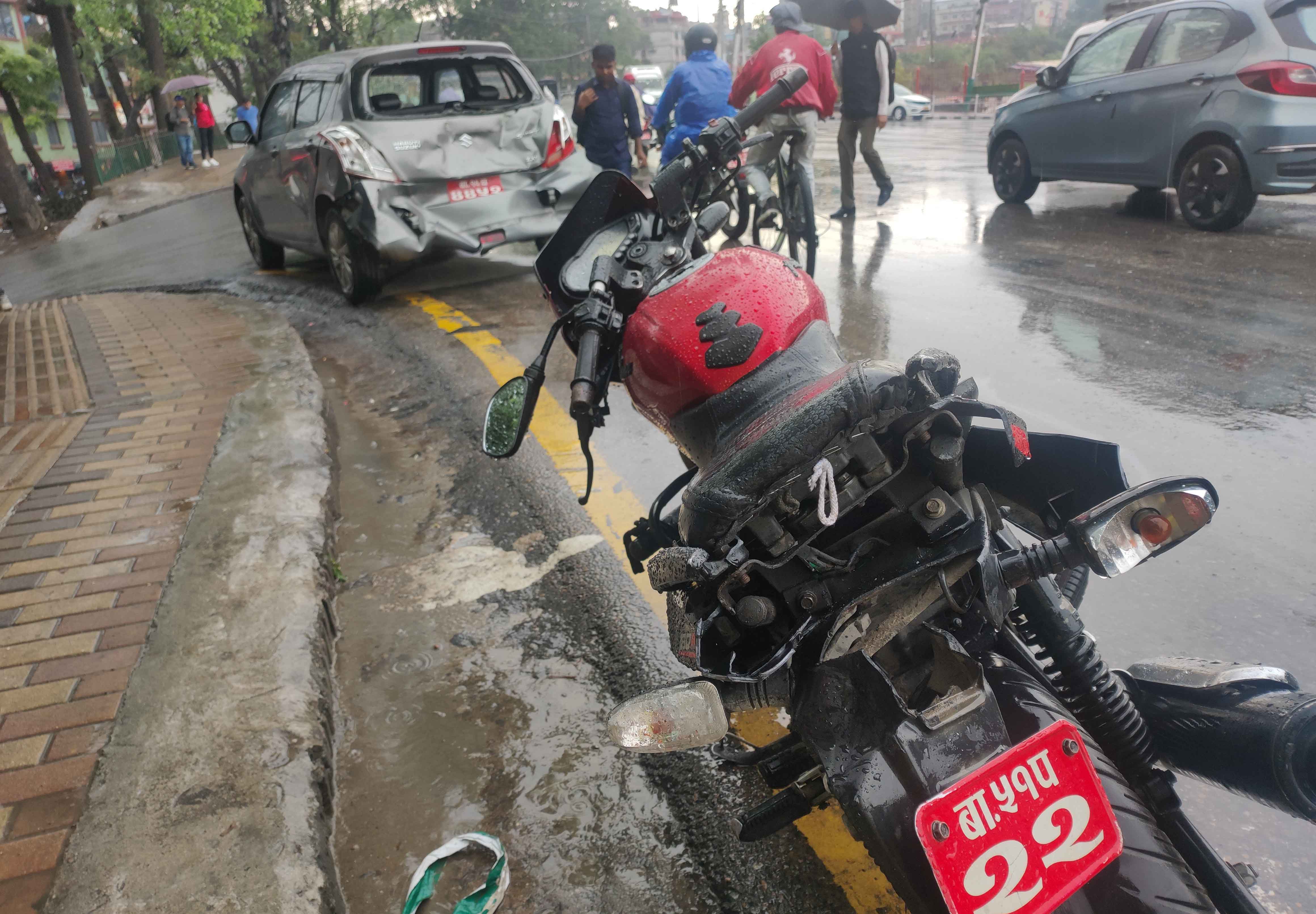 बस पल्टिएर आठवटा सवारीमा क्षति भएपछि चालक फरार