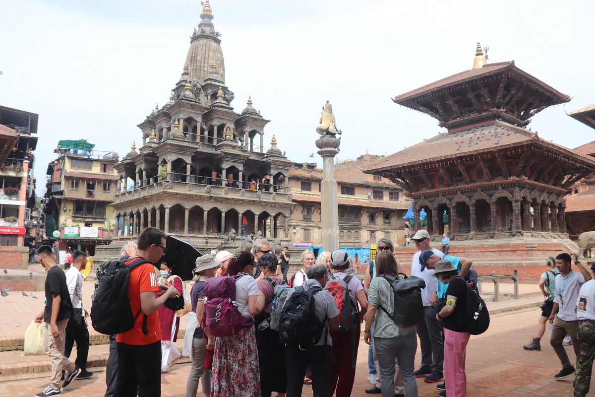 पाटन दरबार स्क्वायरमा विदेशी पर्यटक